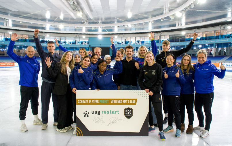 Tekenmoment USG Restart SKA Groepsfoto van tekenmoment USG Restart en Sven Kramer Academy