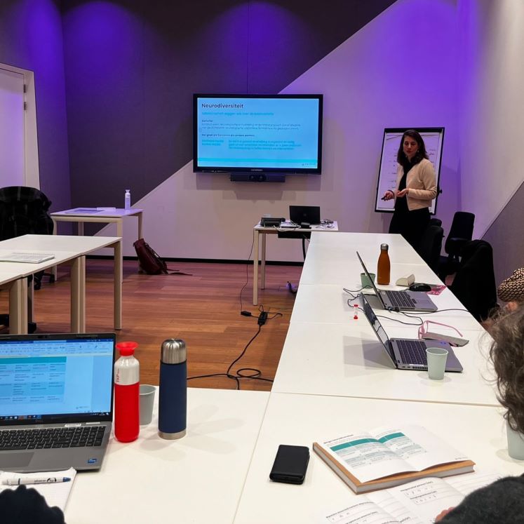 Sophie geeft workshop neurodiversiteit USG Restart loopbaancoach Sophie geeft workshop neurodiversiteit